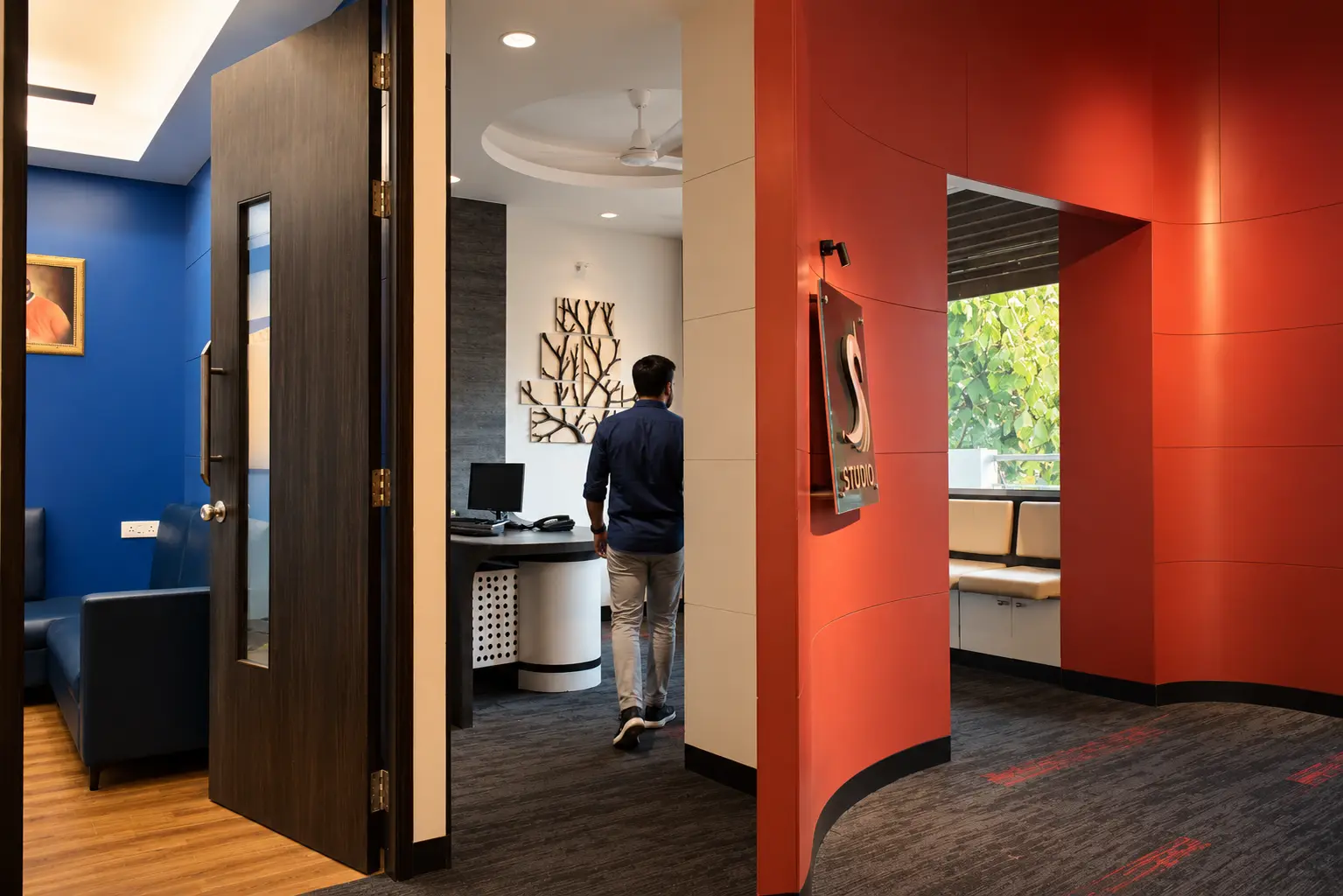 Transition between the red circulation spine, private cabins and adjoining office spaces